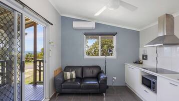 Standard-Ferienhütte (- Sleeps 4 - Dog Friendly) | Wohnbereich | LCD-Fernseher, Pay-TV