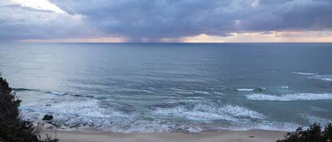 In Strandnähe, weißer Sandstrand
