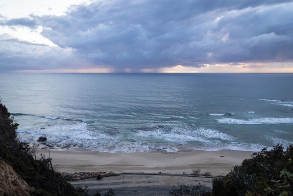 Ubicación cercana a la playa y arena blanca