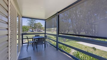 Standard Cabin - Sleeps 6 | Terrace/patio