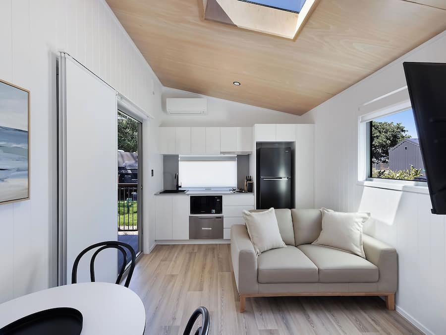 Premium huisje | Woonruimte | Een 52-cm flatscreentelevisie met digitale zenders en lcd-televisie