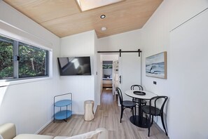 Premium Cabin | Dining room