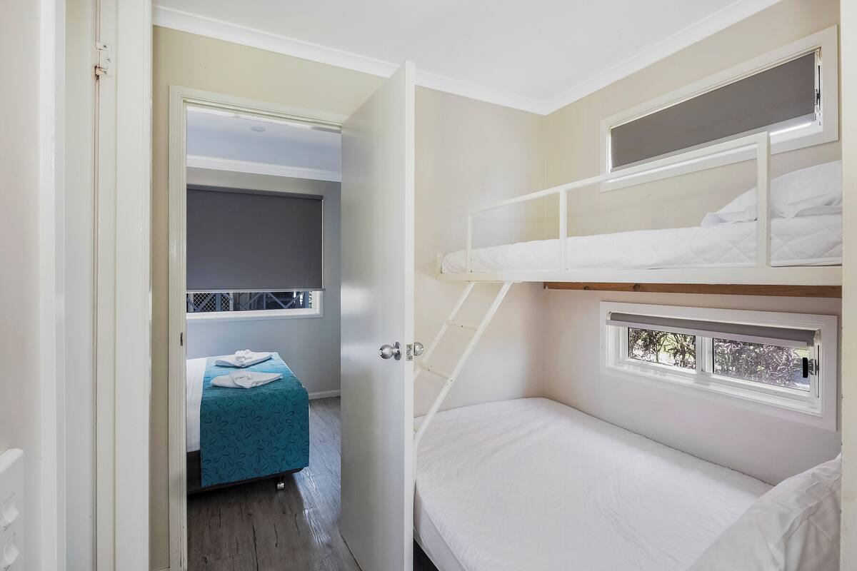 Standard Cabin (- Sleeps 5) | Meja, langsir/tirai gelap terus, Wi-fi percuma, cadar katil