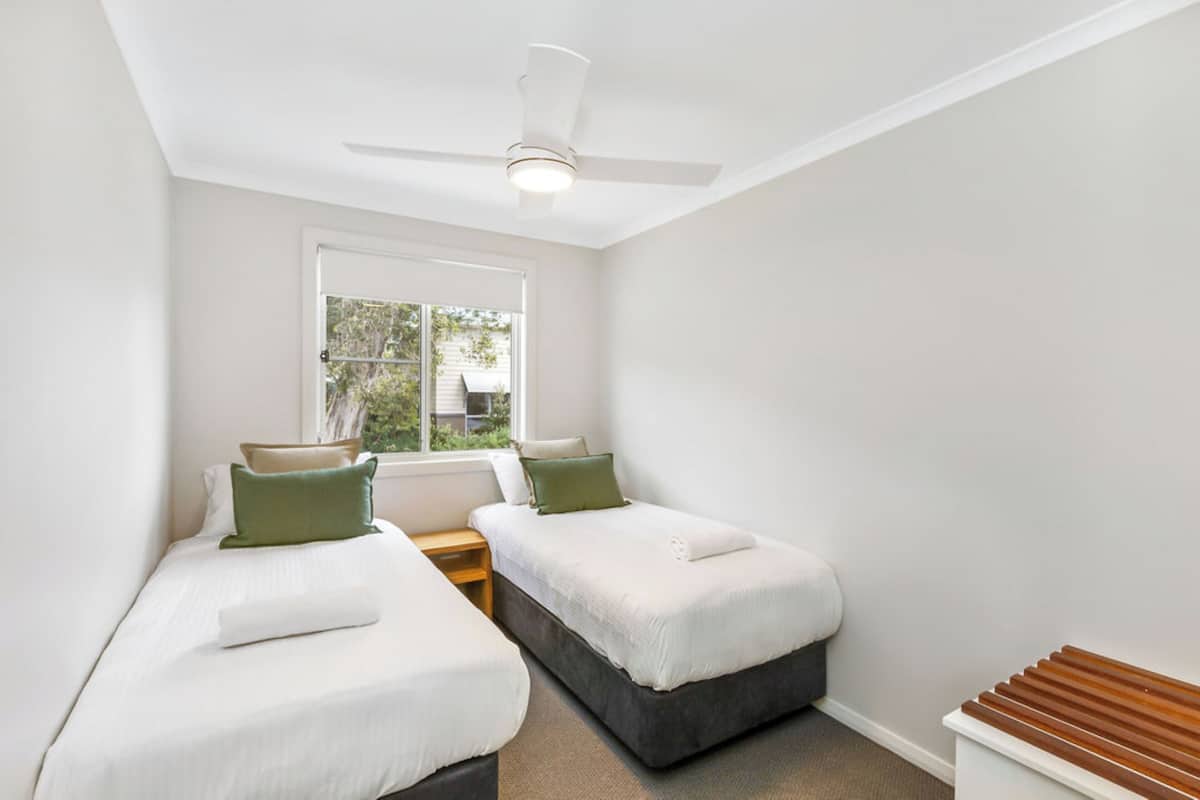 Deluxe Cabin (- Sleeps 4) | Meja, langsir/tirai gelap terus, Wi-fi percuma, cadar katil