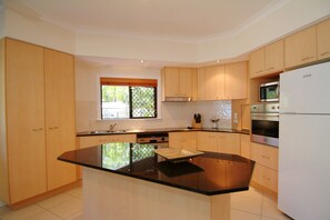 Apartment, 3 Bedrooms, Beachfront | Dapur peribadi | Peti sejuk/penyejuk beku saiz penuh, ketuhar gelombang mikro, ketuhar