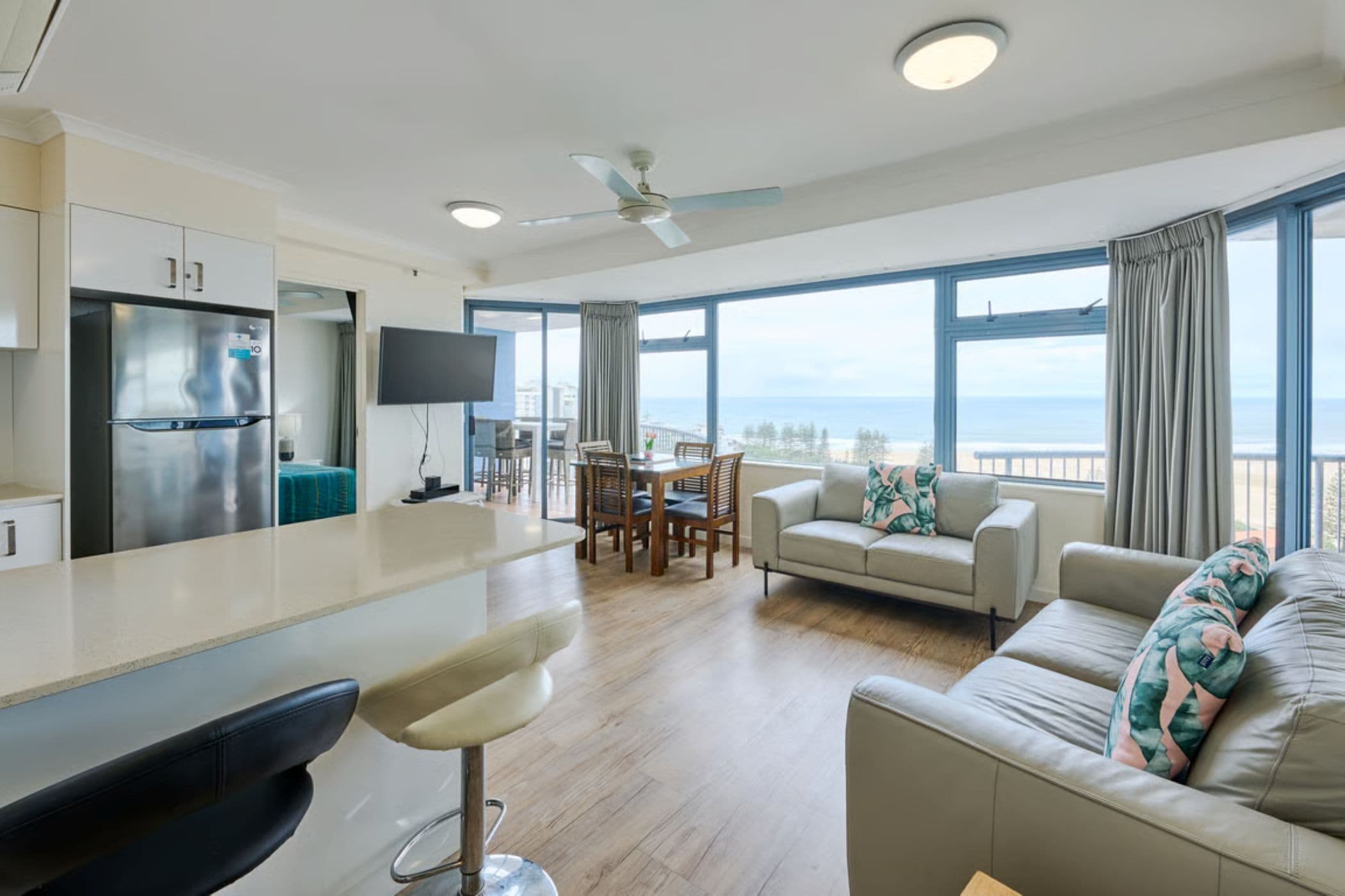2 Bedroom Deluxe Ocean View | Área de sala de estar | Televisión LCD de 55 pulgadas con canales por cable 