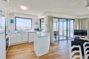 3 Bed Enclosed Balcony Apartment 45 | Con stile personalizzato, con arredamento individuale