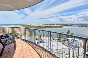 3 Bedroom Apartment Ocean and Mountain View | 테라스/파티오