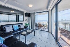 3 Bedroom Apartment Ocean and Mountain View | 거실 공간 | 케이블 채널 시청이 가능한 55인치 LCD TV