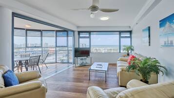 Deluxe appartement | Woonruimte | Een 55-inch lcd-televisie met kabelzenders