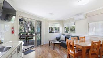 Cabana luxo (- Sleeps 5) | Área de estar | TV LCD 0 cm com canais digitais, TV