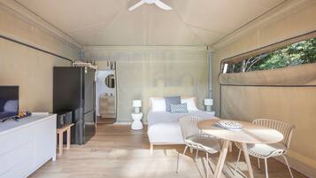 Deluxe Beach Tent Sleeps 2 | Living room