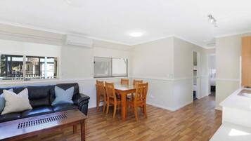 Deluxe Cabin - Sleeps 5 | In-room dining