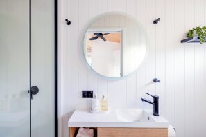 Premium Tiny Home - Sleeps 2 | Bathroom | Shower, hair dryer, towels - Reflections North Haven - Holiday Park (North Haven)