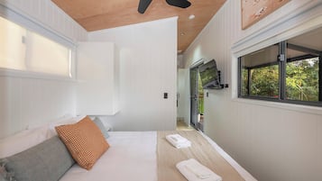 Premium Tiny Home - Sleeps 2 | Iron/ironing board, free WiFi, bed sheets