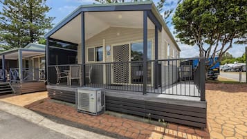 Deluxe Cabin Accessible - Sleeps 4 - Dog Friendly | Terrace/patio