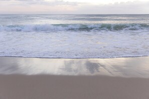 På stranden, surfing og fisking