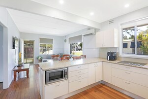 Superior Cottage - Sleeps 5 - Dog friendly | Private kitchen | Full-size fridge, microwave, stovetop, cookware/dishes/utensils