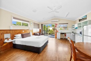 Deluxe Cabin Accessible - Sleeps 4 - Dog Friendly | Blendingsgardiner, wi-fi (inkludert) og sengetøy