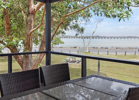 Superior Villa - Sleeps 5 | Blick auf das Wasser. Reflections Tuncurry - Holiday Park