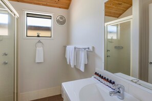 Cabaña Deluxe (- Sleeps 6) | Baño | Regadera, regadera tipo lluvia, amenidades de baño gratuitas, toallas 