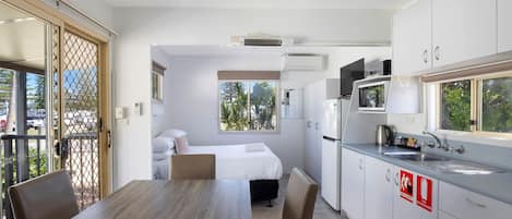 经济小屋 (Open Plan) | 客房内用餐