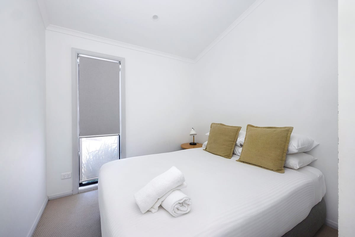 Superior Villa - Sleeps 6 | 2 bedrooms, iron/ironing board, free WiFi, bed sheets