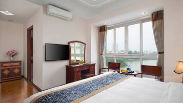 Suite, vistas al lago | Minibar, caja fuerte, escritorio y sistema de insonorización