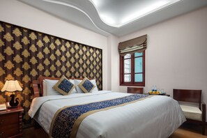 Minibar, in-room safe, desk, soundproofing - Lakeside Palace Hotel (Hanoi)