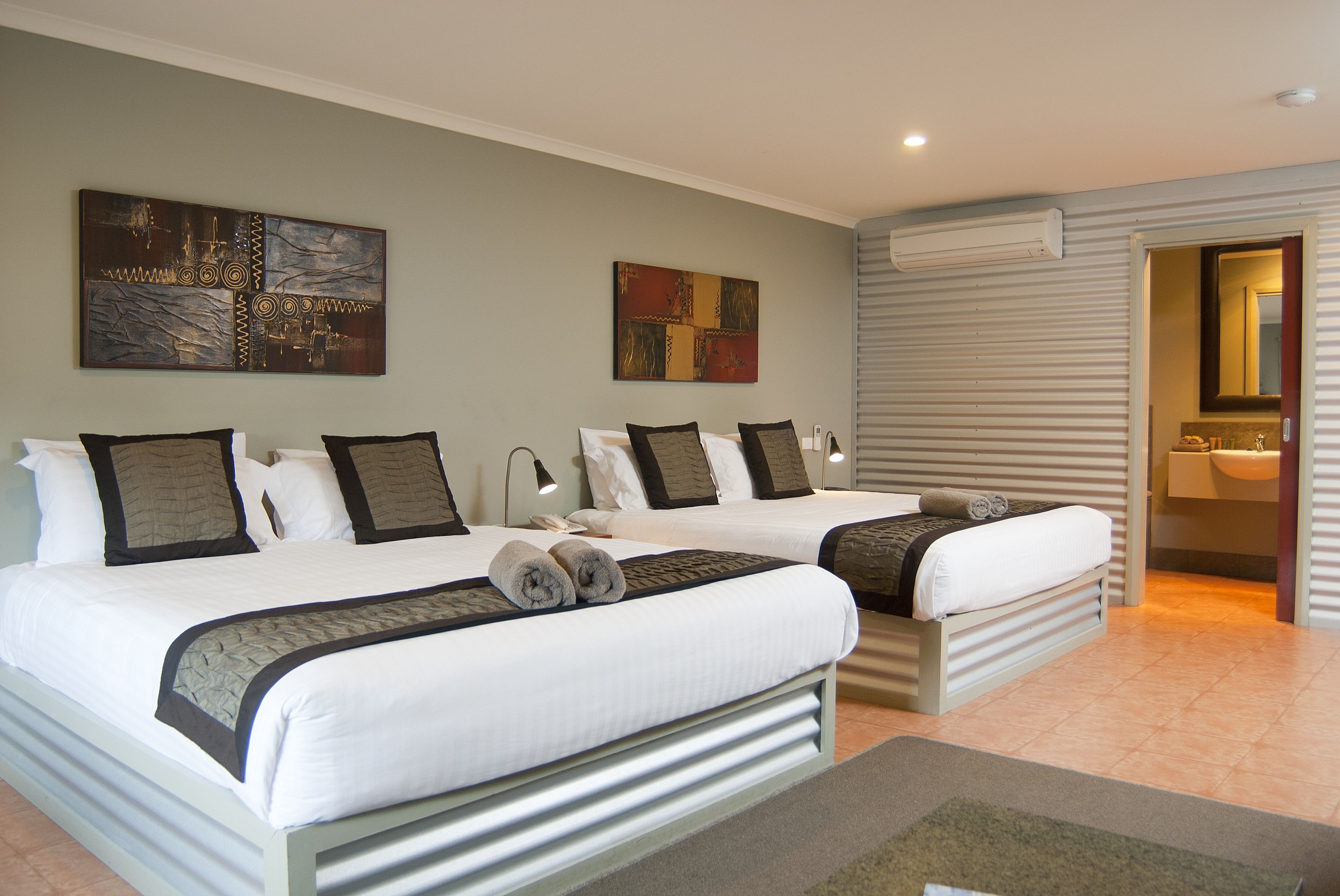 Deluxe Room, Non Smoking, Kitchenette (Deluxe Spa Twin King 3n) | Egyptian cotton sheets, premium bedding, pillow-top beds, minibar