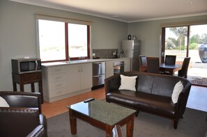 32-inch LCD TV with cable channels, TV, DVD player - Bairnsdale Motel (Lucknow)