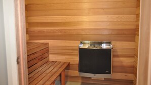 Ein Saunaraum mit Holzwänden und einer Sitzbank.