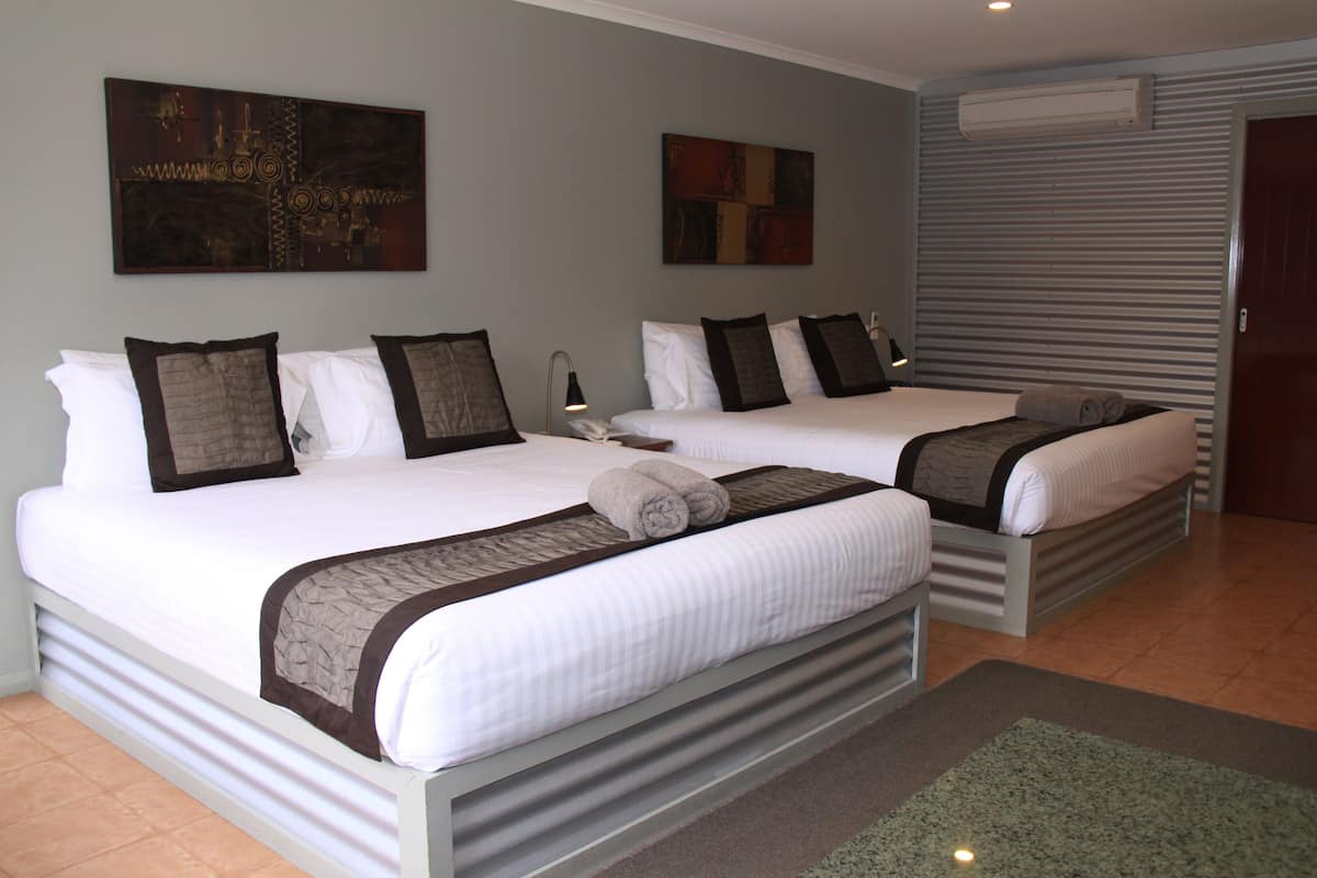 Deluxe Room, Non Smoking, Kitchenette (Deluxe Spa Twin King) | Egyptian cotton sheets, premium bedding, pillowtop beds, minibar