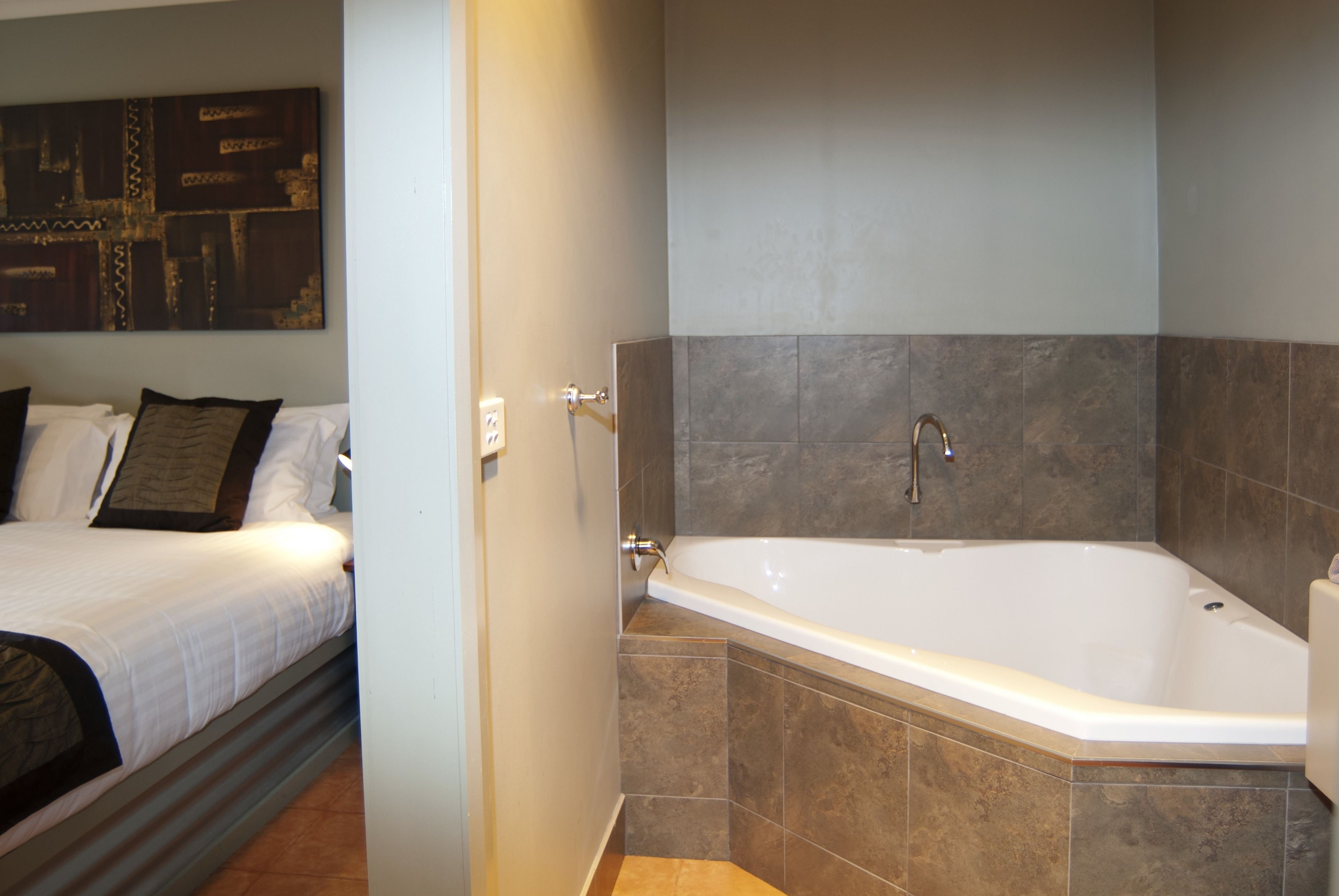 Executive Studio, Jetted Tub (Studio Spa King Executive) | Egyptian cotton sheets, premium bedding, pillow-top beds, minibar