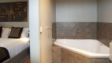 Executive Studio, Jetted Tub (Studio Spa King Executive) | Egyptian cotton sheets, premium bedding, pillow-top beds, minibar