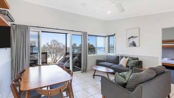 Deluxe Cabin - Sleeps 6 | In-room dining