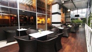 Outdoor dining - Hotel Bidakara Grand Pancoran Jakarta (Jakarta)