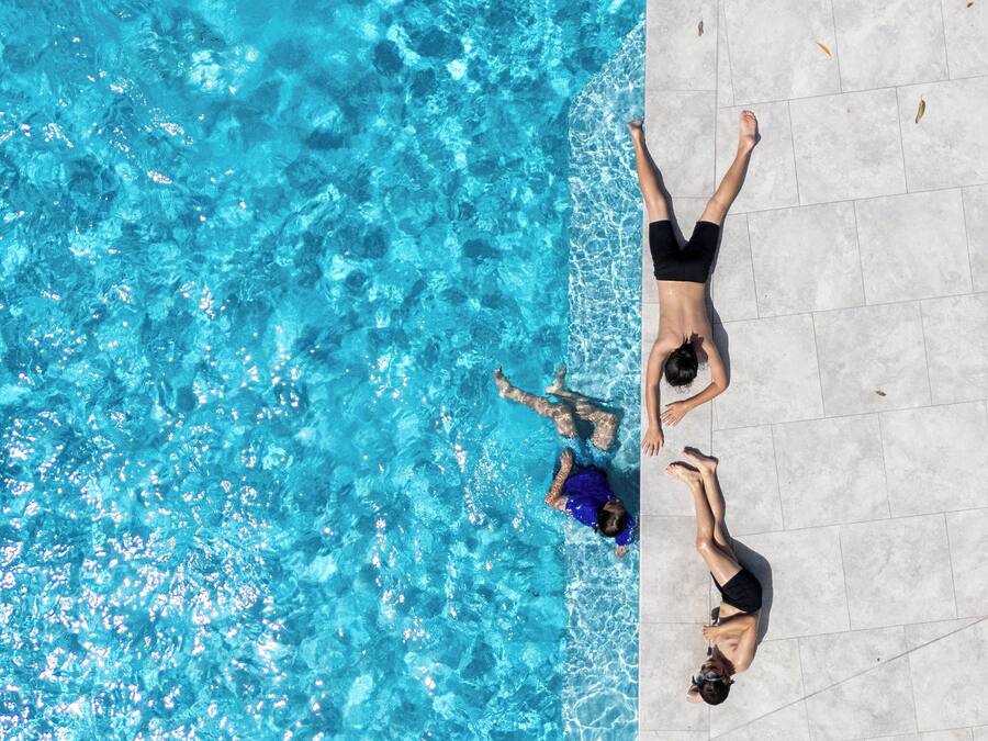 Una piscina al aire libre