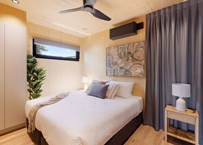 Villa supĂ©rieure | Rideaux dâobscurcissement, fer et planche Ă repasser