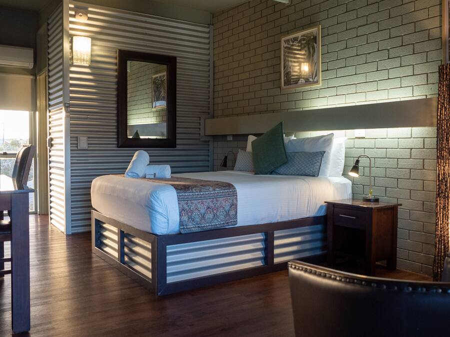 Skrivbord, arbetsyta för laptop och mörkläggningsgardiner