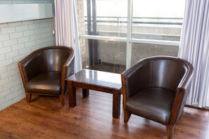 Desk, laptop workspace, blackout drapes, iron/ironing board - The Olive Tree Motel (Morwell)