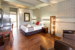 Habitación doble clásica, 1 cama Queen size | Escritorio, espacio para trabajar con laptop y cortinas blackout 