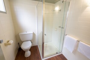 Shower, free toiletries, hair dryer, towels - The Olive Tree Motel (Morwell)