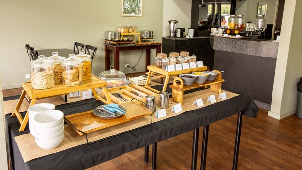 Una mesa de buffet con diversos alimentos y utensilios.