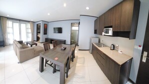 Un apartamento moderno con comedor, cocina y sala de estar.