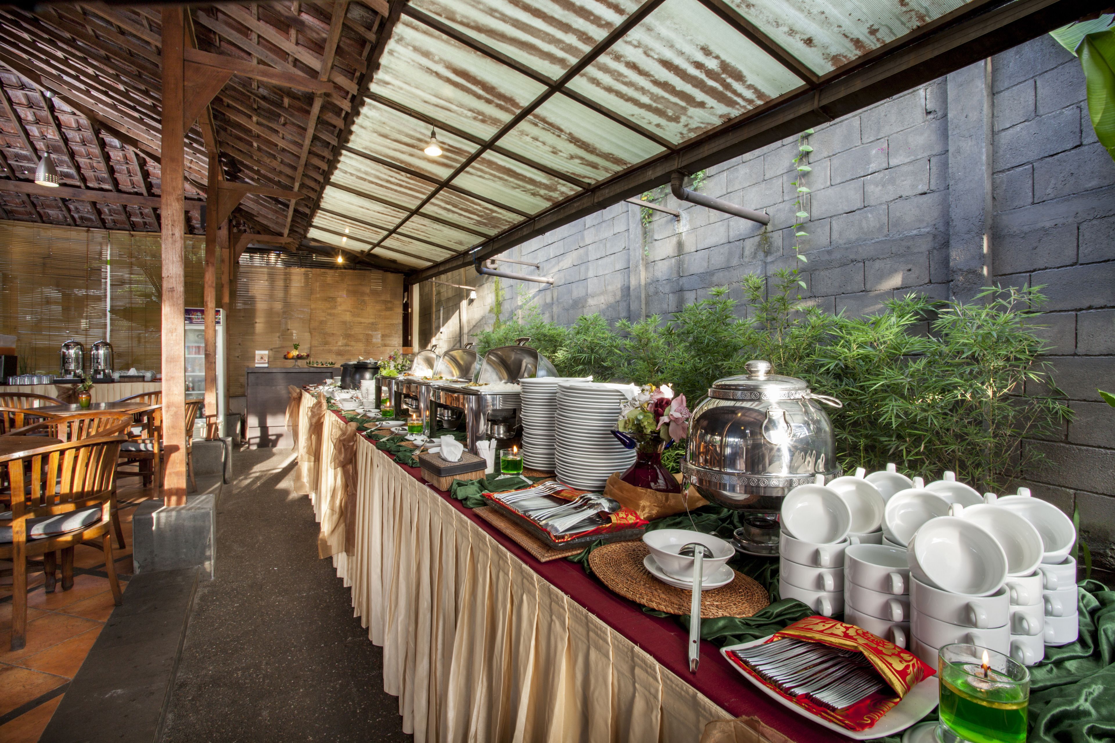 Desayuno con opciones de la cocina local diario (IDR 80000 por persona)