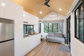 Camera Premium (Premium Tiny Home - Sleeps 2) | Area soggiorno | TV a schermo piatto 32 pollici con canali digitali, TV LCD