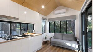 프리미엄룸 (Premium Tiny Home - Sleeps 2) | 거실 공간