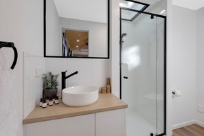 Kamar Premium (Premium Tiny Home - Sleeps 2) | Kamar mandi | Shower, perlengkapan mandi gratis, pengering rambut, dan handuk