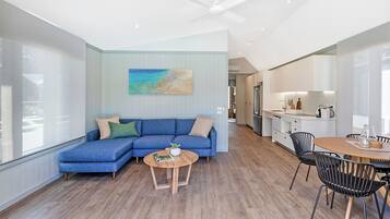 Villa superior, con acceso para personas discapacitadas (Sleeps 4) | Área de sala de estar | Televisión de pantalla plana de 32 pulgadas con canales digitales